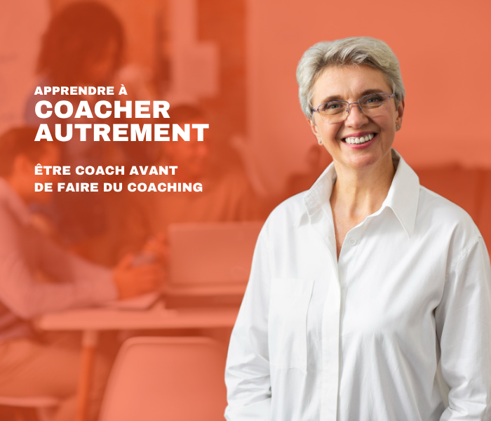 Femme souriante aux cheveux gris et lunettes, debout devant un groupe en formation, avec le texte “Apprendre à coacher autrement – Être coach avant de faire du coaching”.