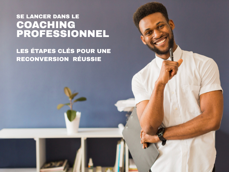 Homme souriant tenant un stylo et une tablette, devant un mur bleu, avec le texte “Se lancer dans le coaching professionnel : les étapes clés pour une reconversion réussie”. Image illustrant la reconversion vers le métier de coach.